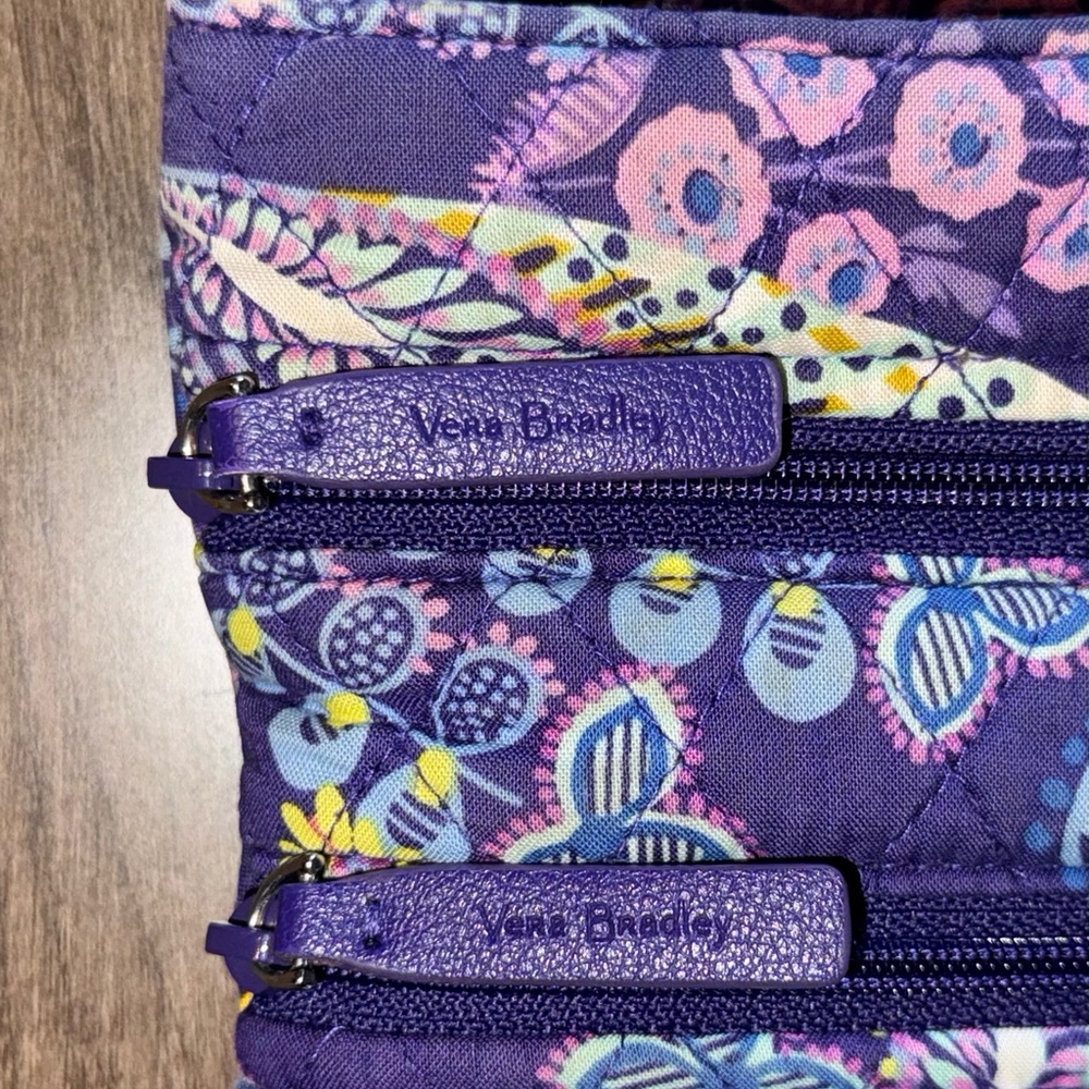 Vera Bradley m/l sized Crossbody Bag - Picture 3 of 5